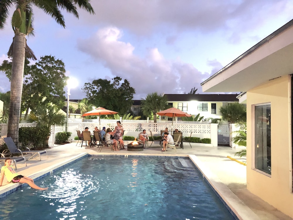 THE COLONY CLUB INN AND SUITES 5/55