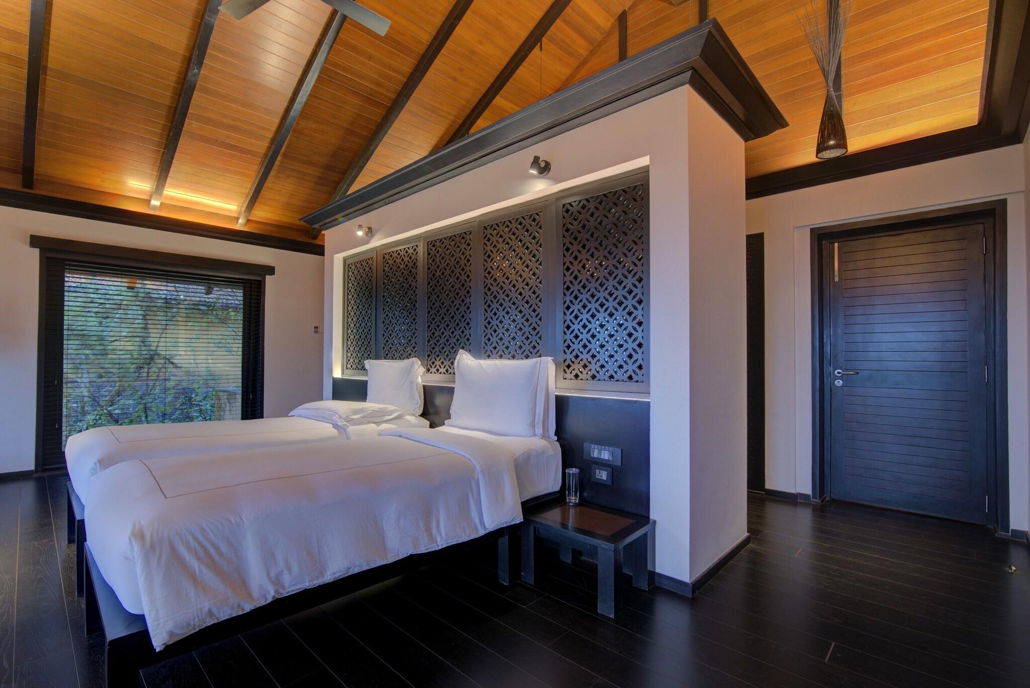 Deluxe, House