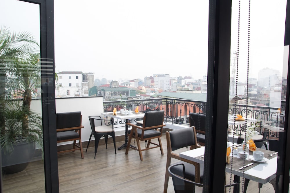 Bespoke Trendy Hotel Hanoi 39/50