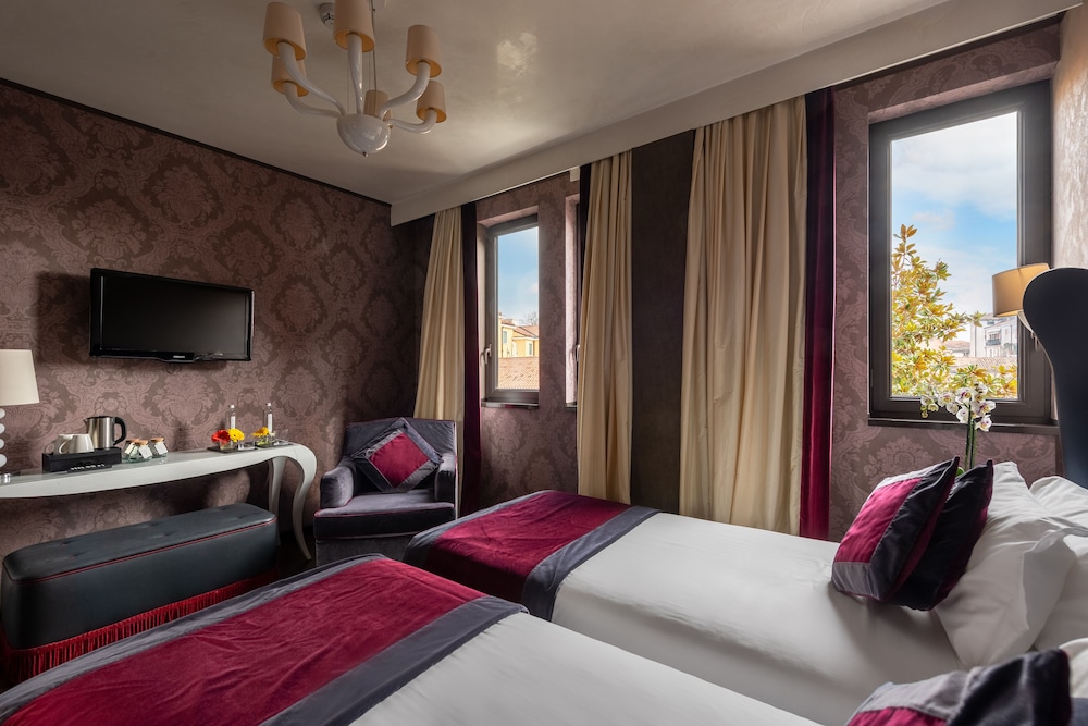 Carnival Palace Hotel 34/70