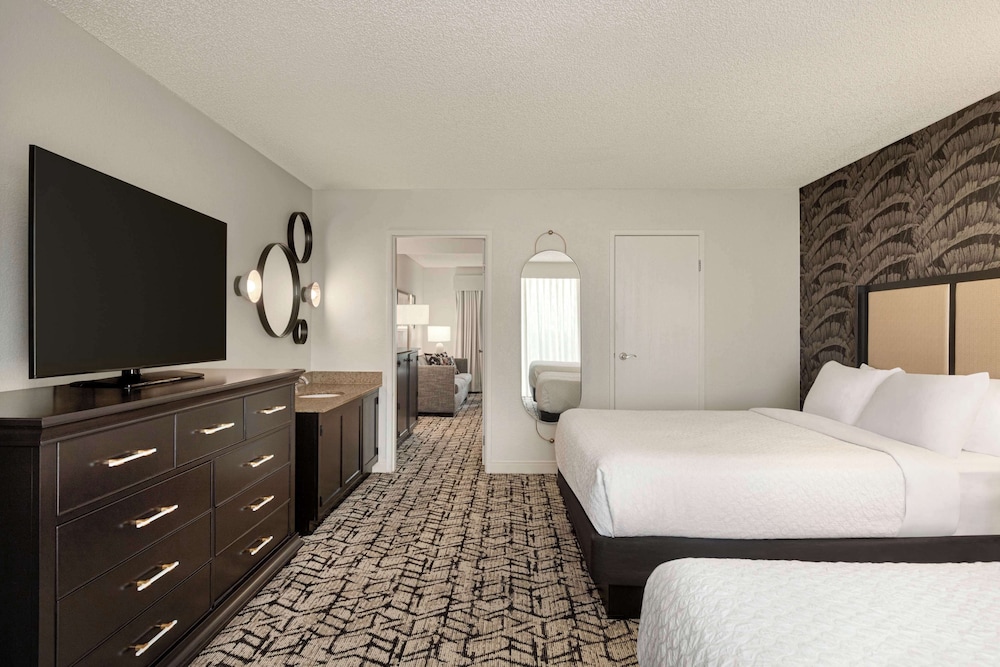 Suite, 2 Queen Beds, Balcony