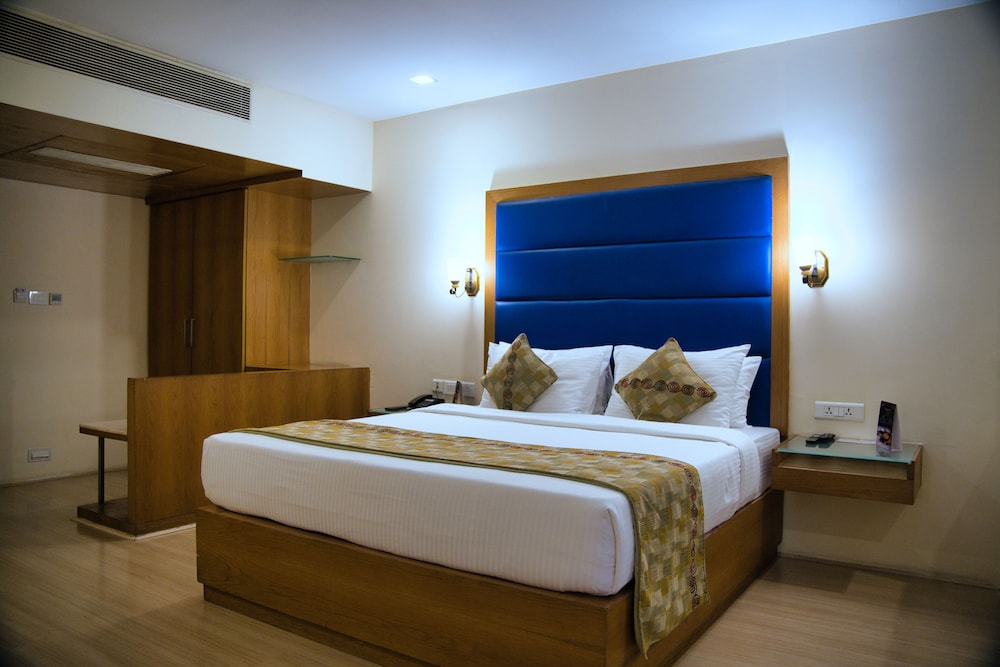 1 Bedroom, Deluxe, King Bed, City View, The Peerless Inn 3/10