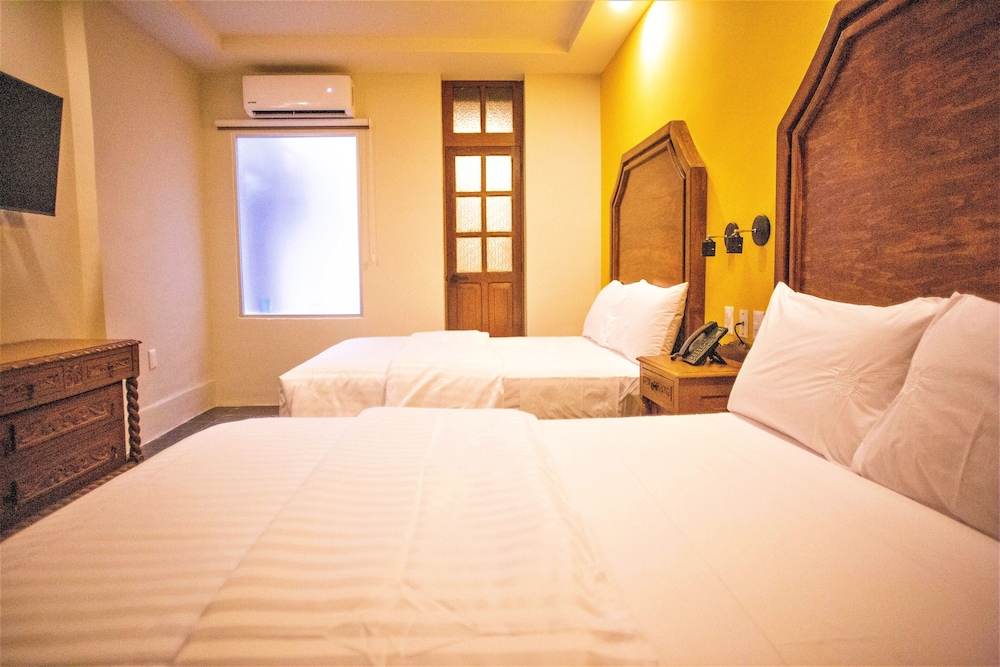 STANDARD, 2 DOUBLE BEDS