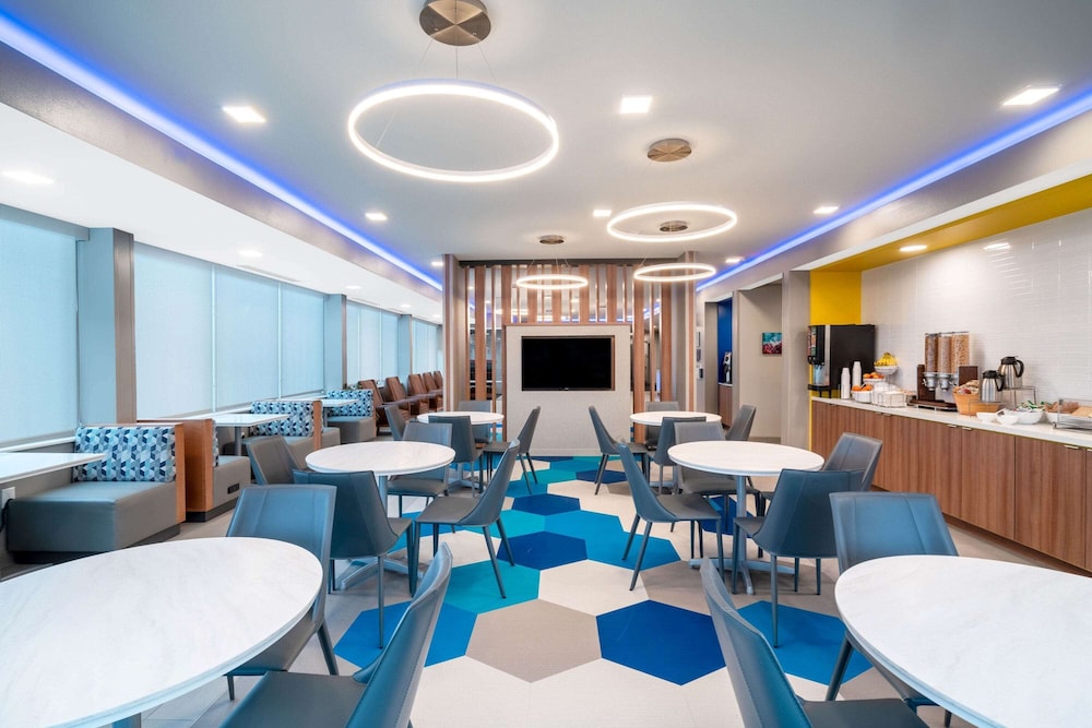 Microtel Inn and Suites by Wyndham Hot Springs 25/29