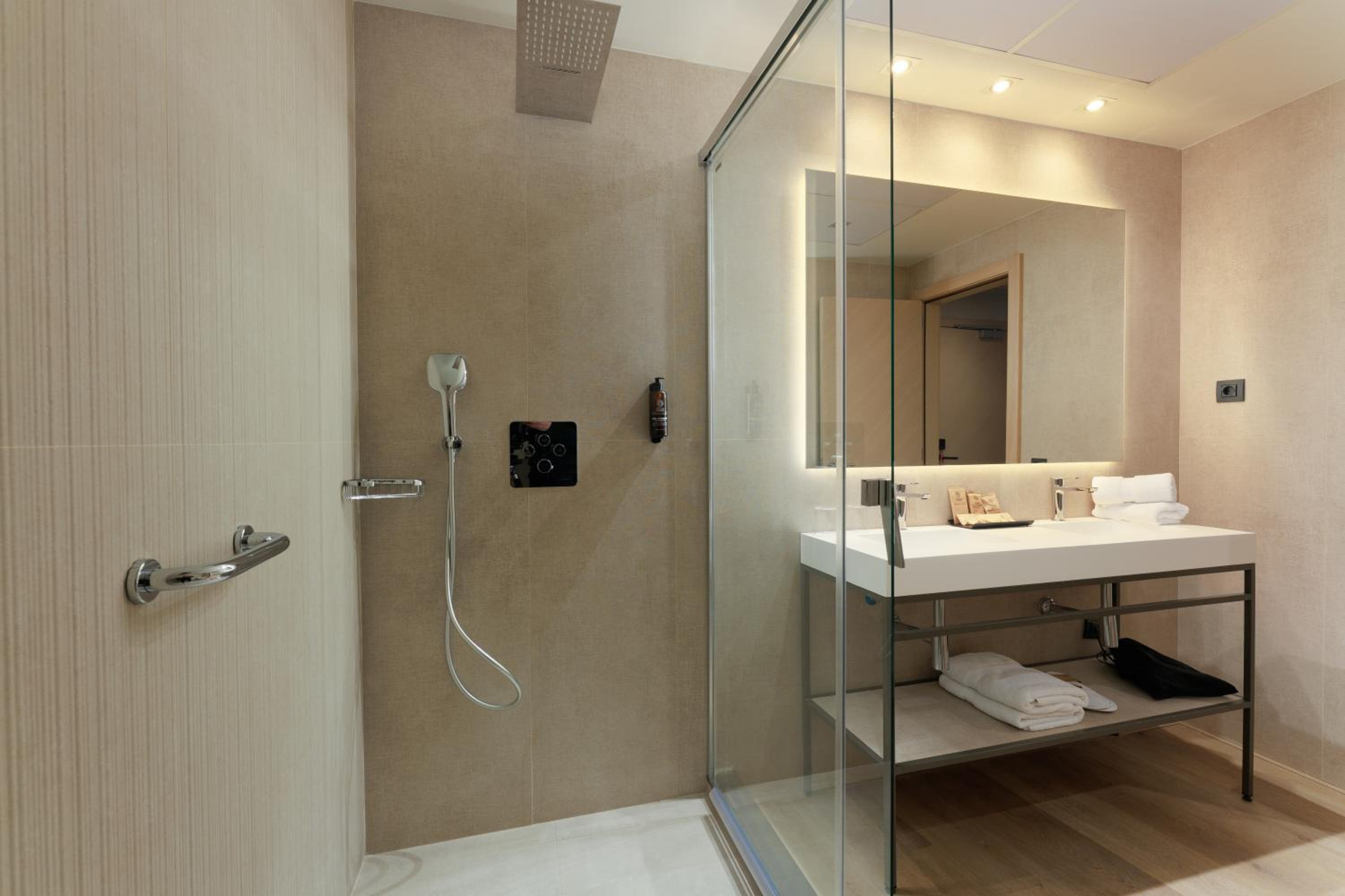 غرفة بريميوم رباعية، Gran Hotel Barcino 7/9