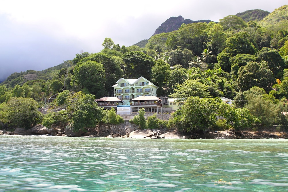 Treasure Cove Hotel 53/58