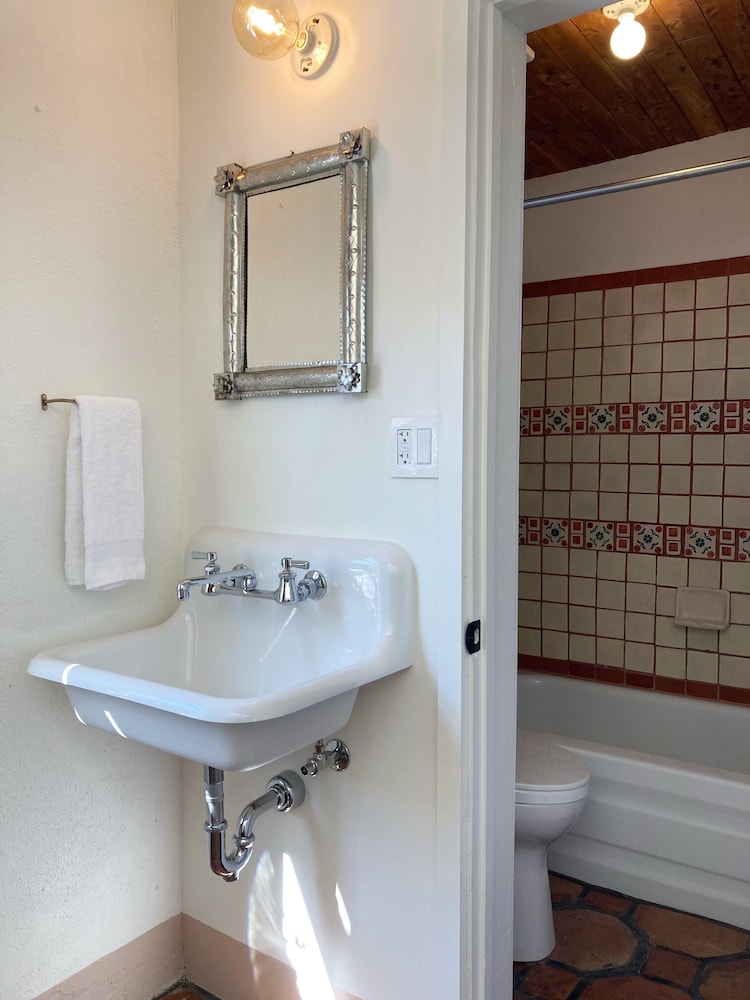 El Paradero Bed & Breakfast Inn 70/79