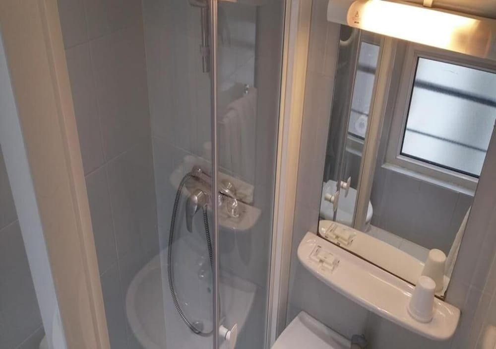 MODERN HOTEL 50/51