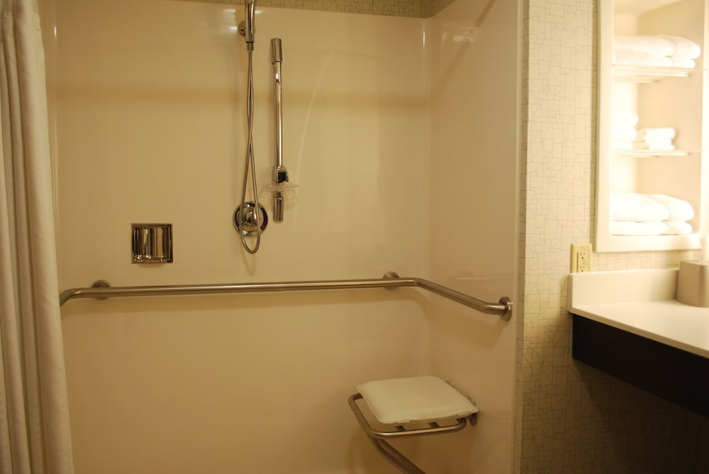 Holiday Inn Express Hotel and Suites Kingsport-Meadowview I-26 10/30