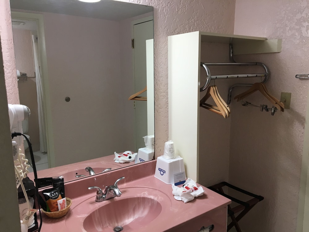 Days Inn by Wyndham Fort Pierce Midtown 23/55