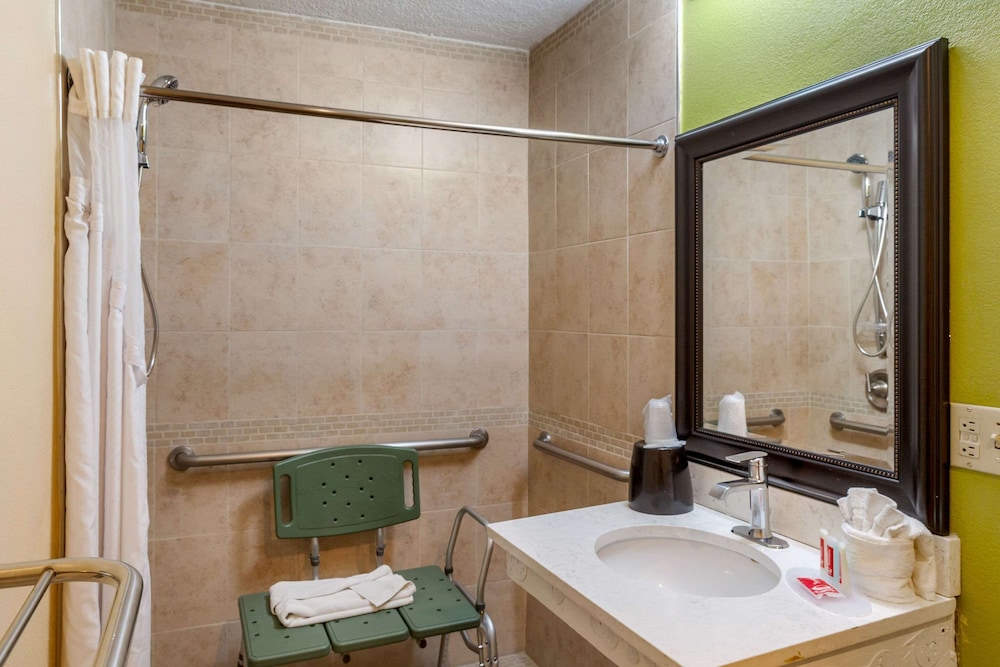 Econo Lodge West Coors Blvd 27/34