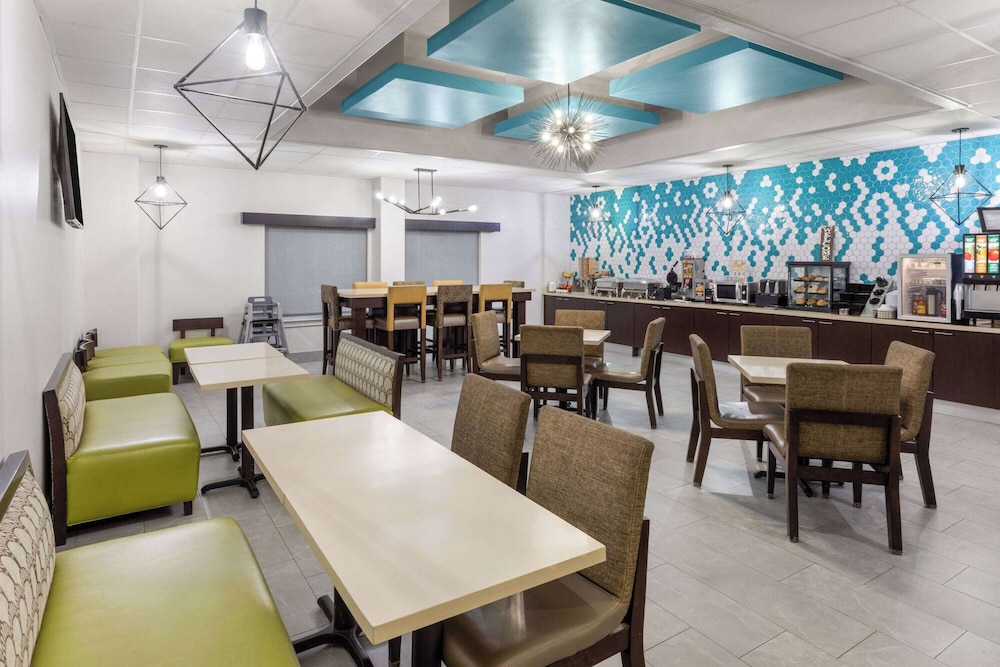 La Quinta Inn & Suites by Wyndham Angleton 34/50