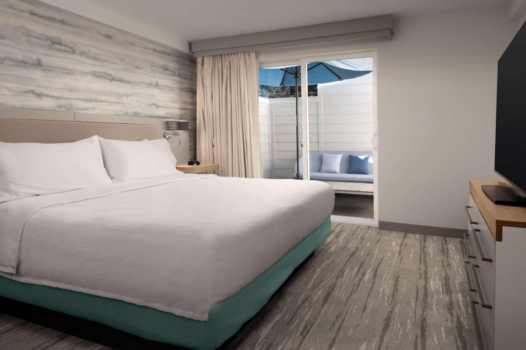 Bi Level, Loft, King Bed, Patio