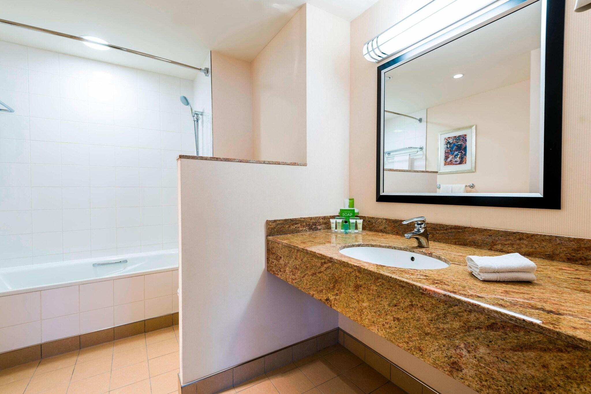 غرفة ديلوكس بسرير كينج، Courtyard By Marriott Prague City 4/4