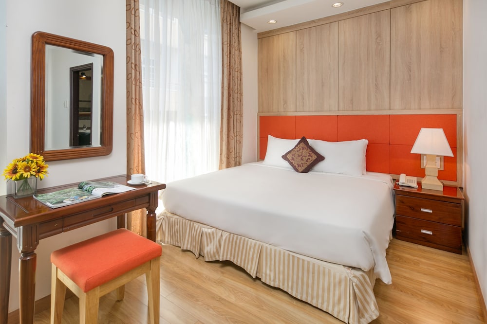 SUPERIOR, KING BED, BATHTUB