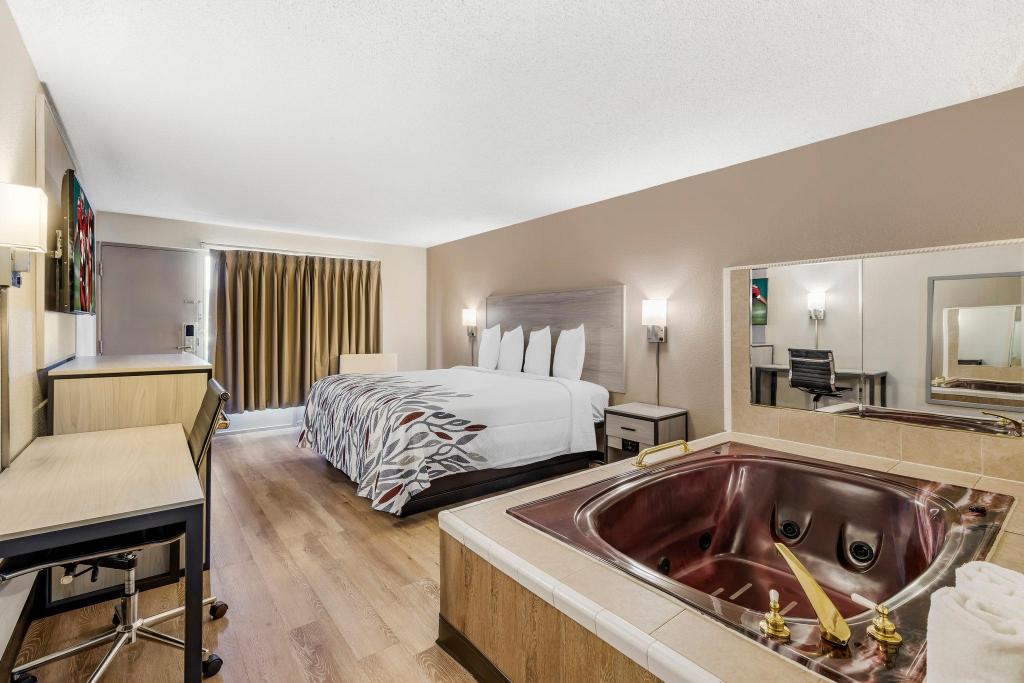 غرفة سوبيريور بسرير كينج بجاكوزي، Bridge Views Inn Stroudsburg 2/4