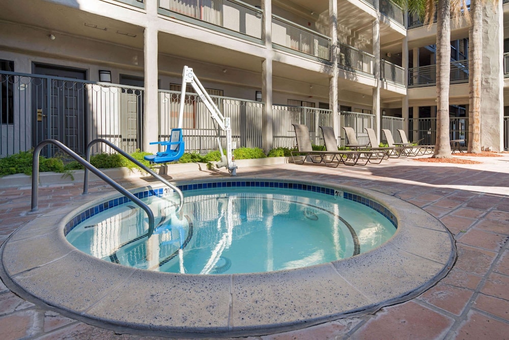 La Quinta Inn & Suites by Wyndham Orange County Airport 11/55