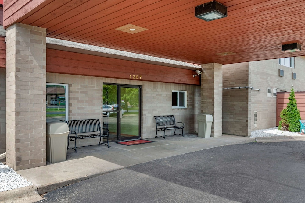 Coratel Inn & Suites by Jasper River Falls 50/60