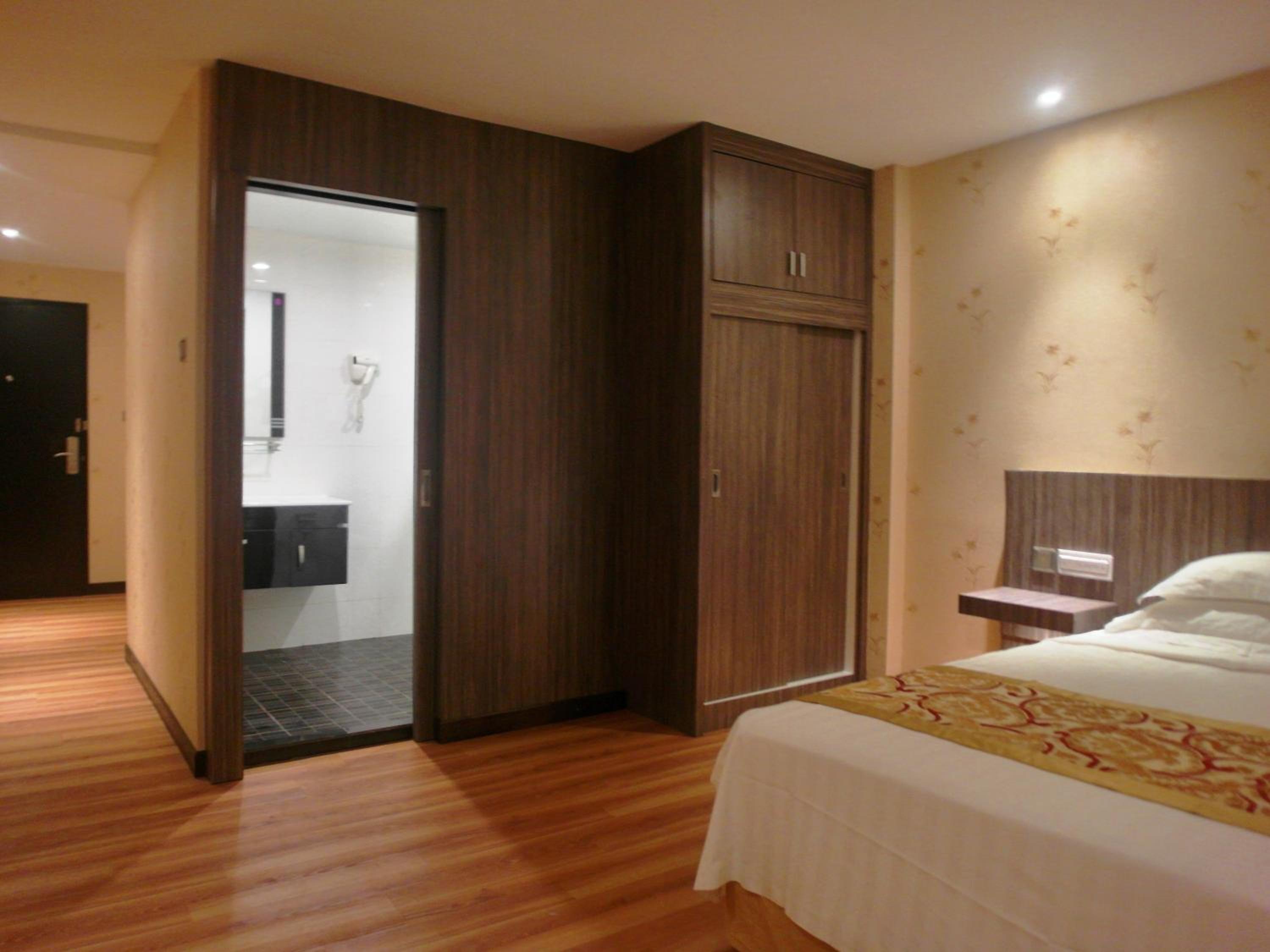 جناح جونيور، Mandarin Hotel 7/10