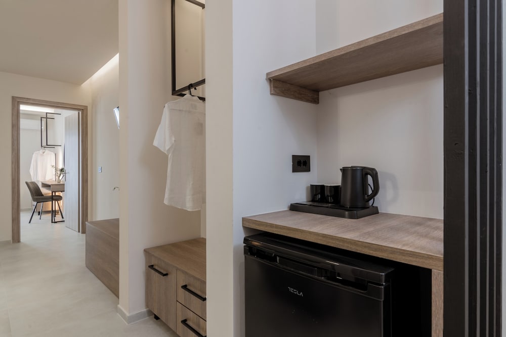 Deluxe, Apartment, 1 Double and 3 Single Beds, Pool View، Hera Zakynthos Hotel 4/4