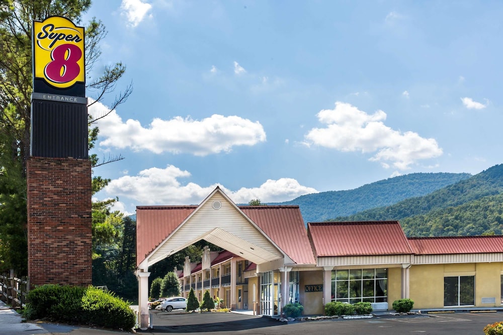 Super 8 by Wyndham Caryville TN 1/16