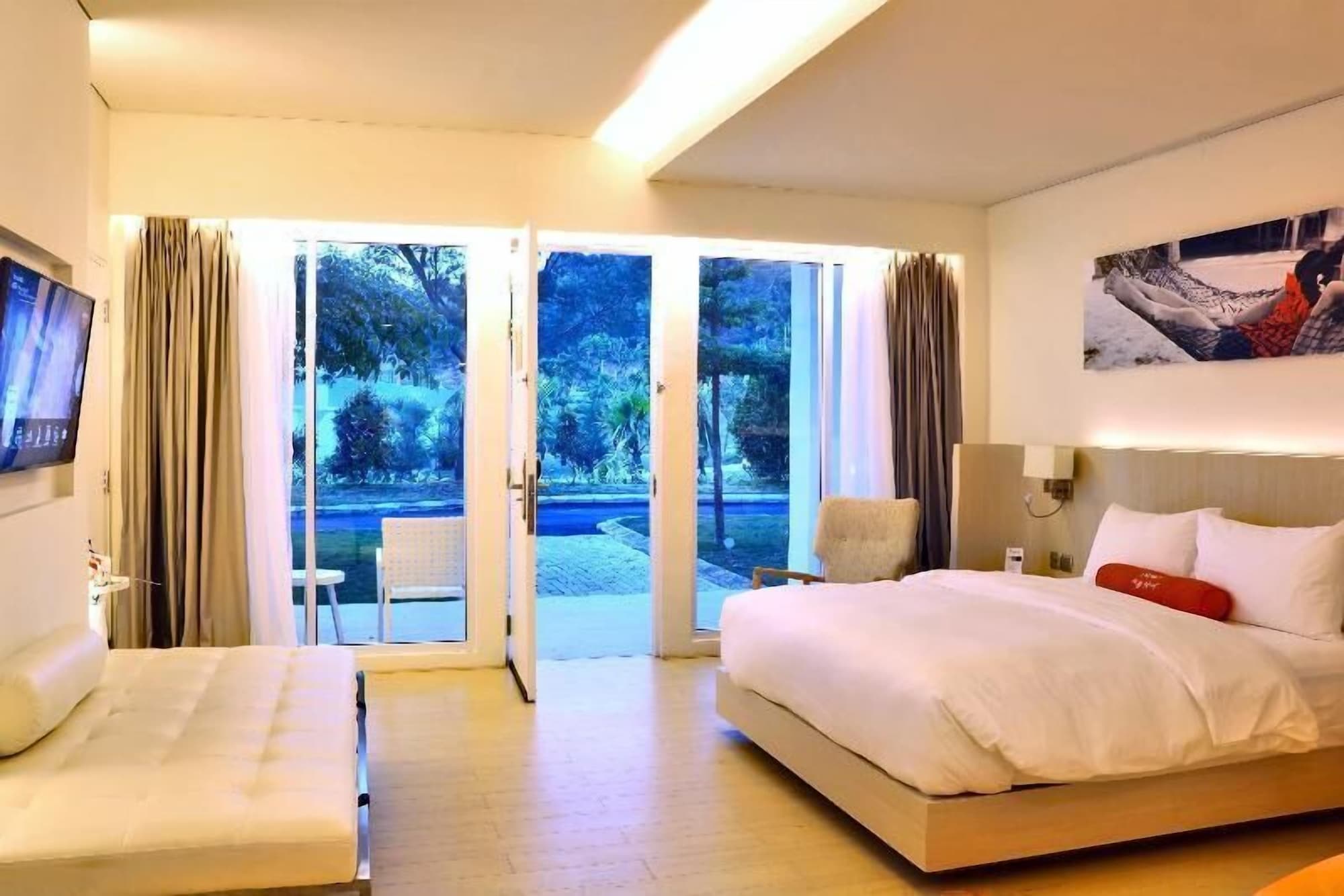 Harris, King Bed, Pool Access