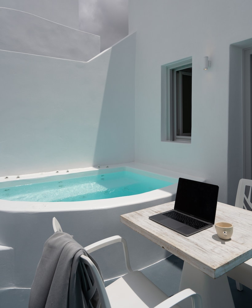 White Concept Caves - Adults Only 24/34