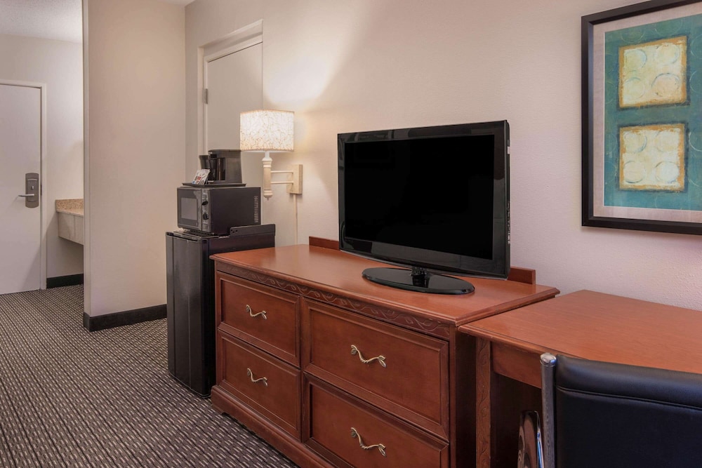 La Quinta Inn & Suites by Wyndham Naples East I-75 37/45