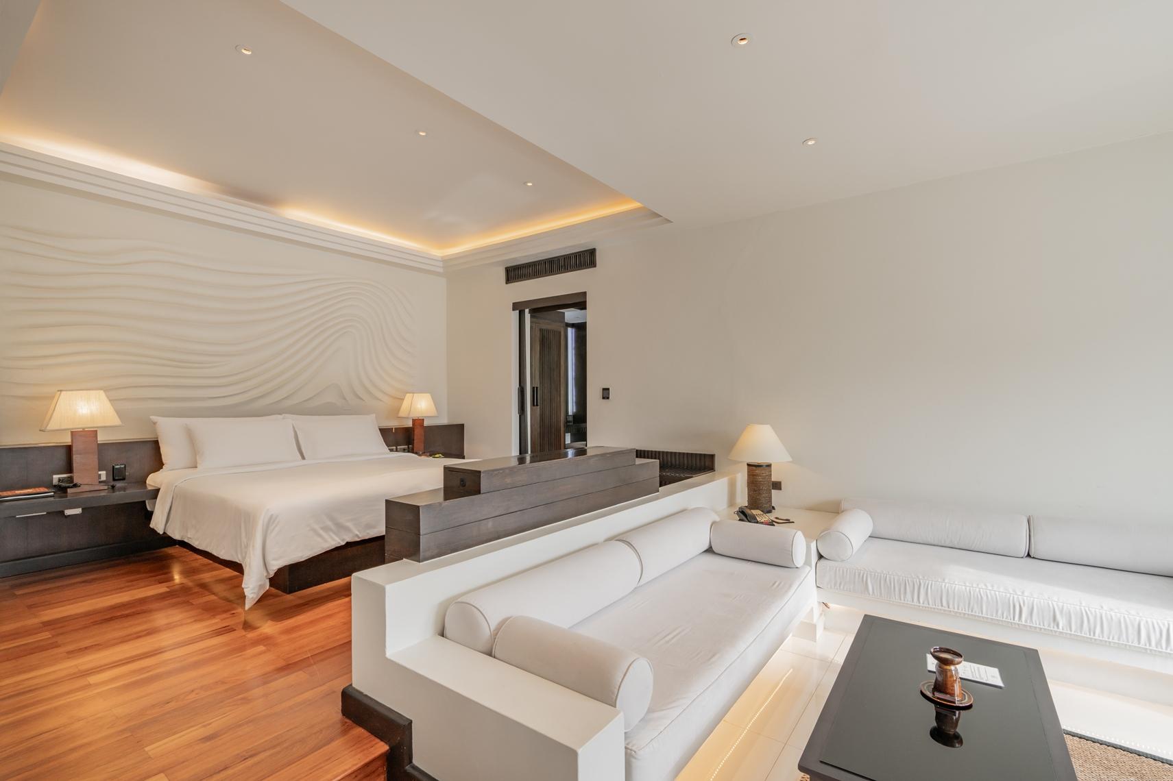 Grand, Pool, Suite, King Bed, Partial Sea View, Sofa