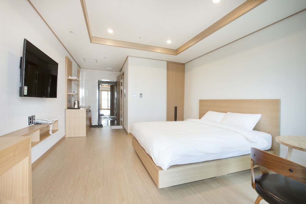 ROOM, DOUBLE BED