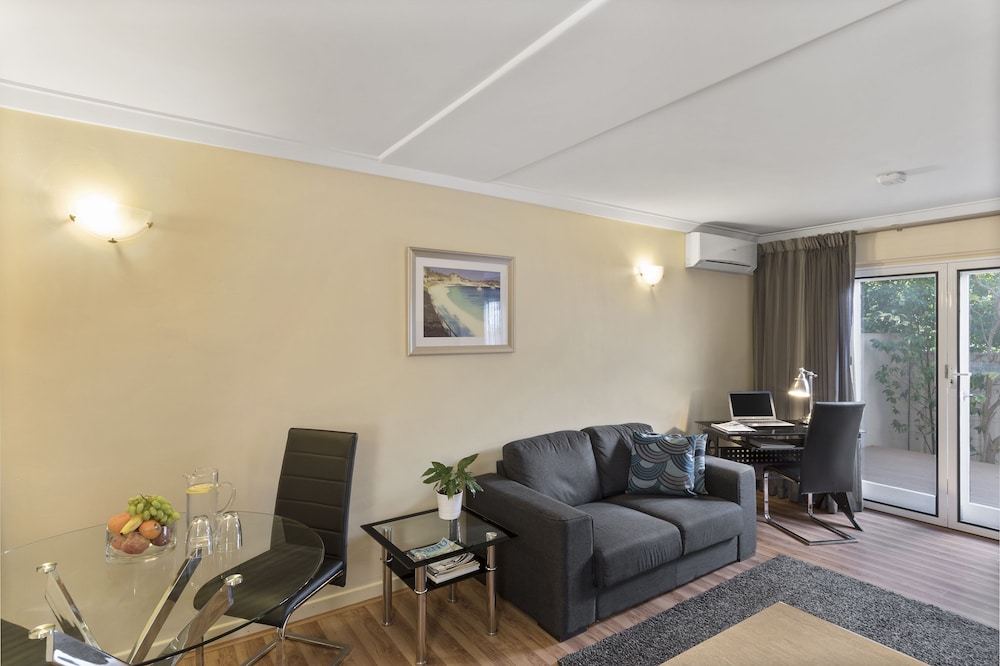 The Peninsula Riverside Serviced Apartments 44/73