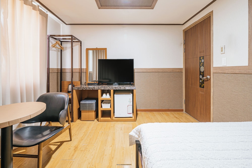 Gallery Hotel Be 33/50