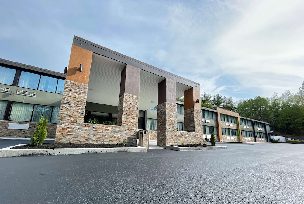 Wingate by Wyndham Lake George 59/63