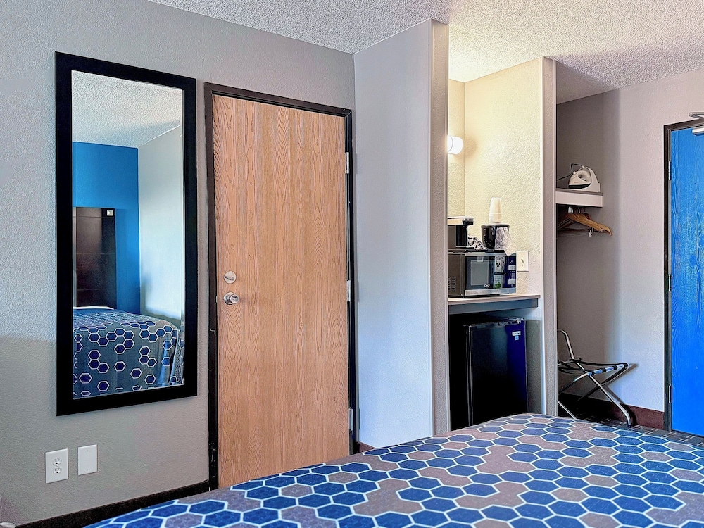 Economy Inn Suites Cedar Rapids 32/50