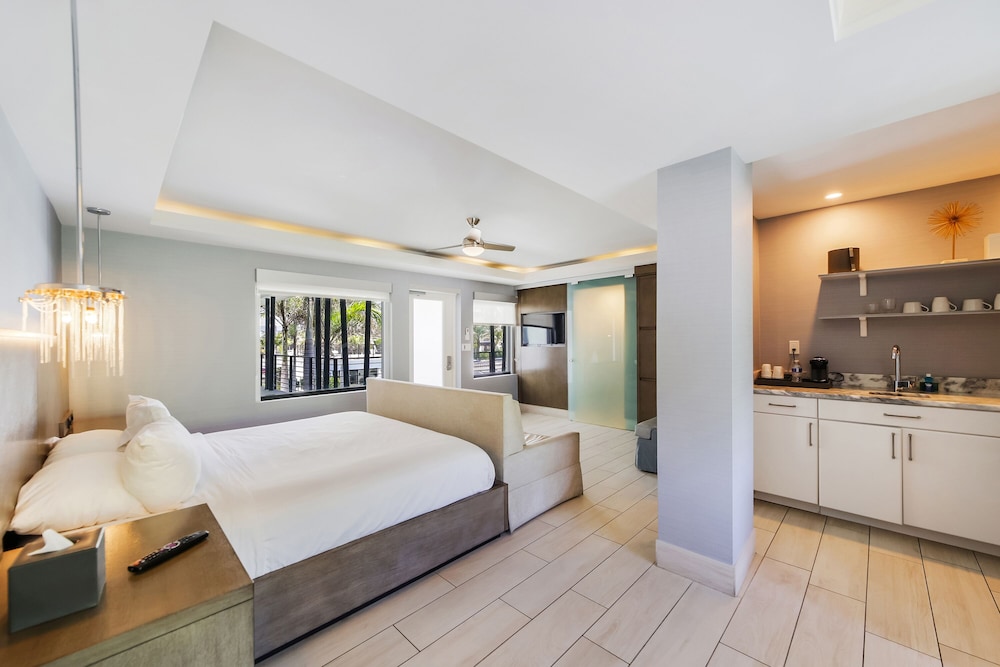 Family Suite, 1 King and 2 Double Beds, Sofa, Elita Hotel 4/6