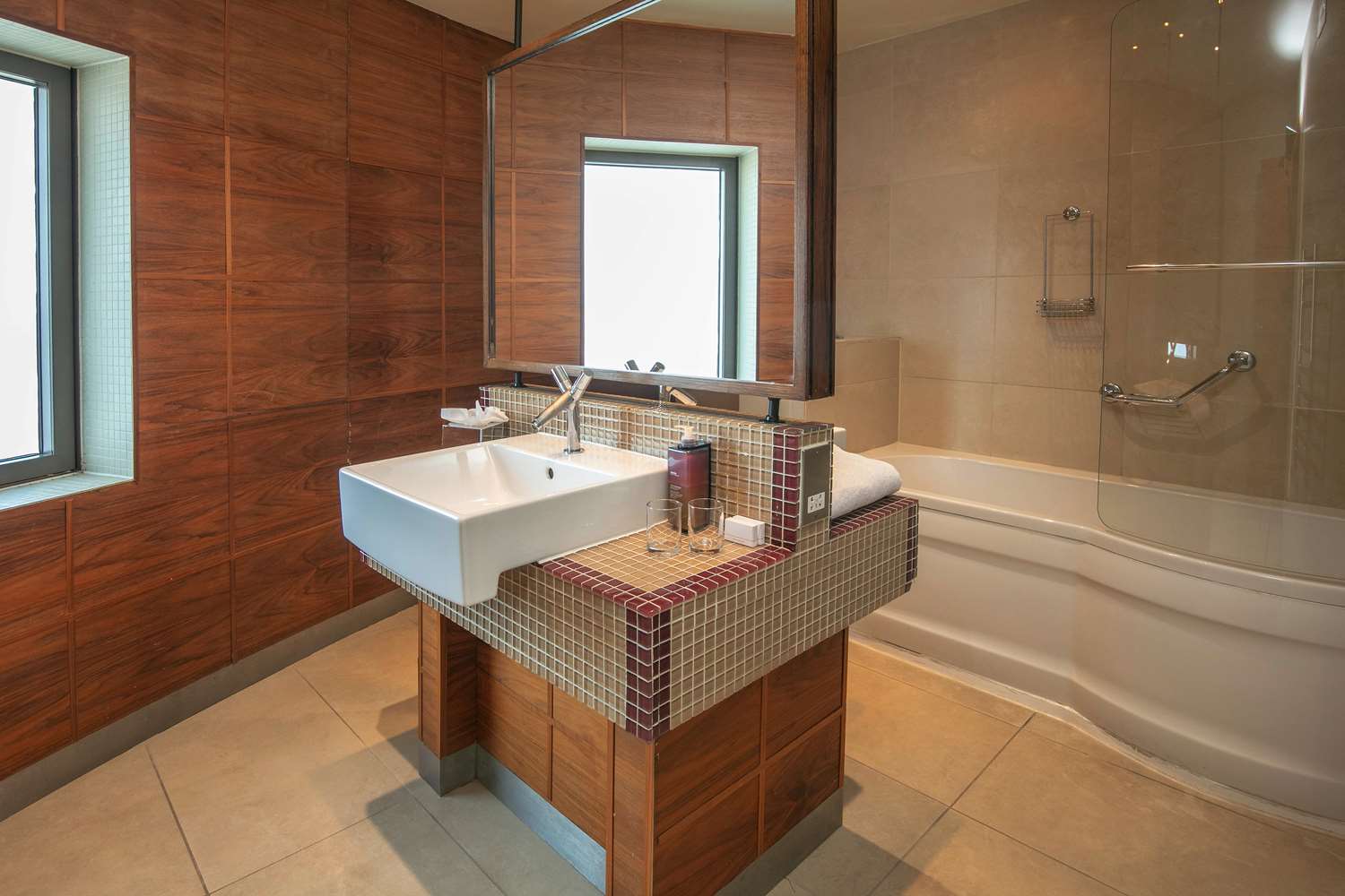The Crown London, WorldHotels Distinctive 47/47