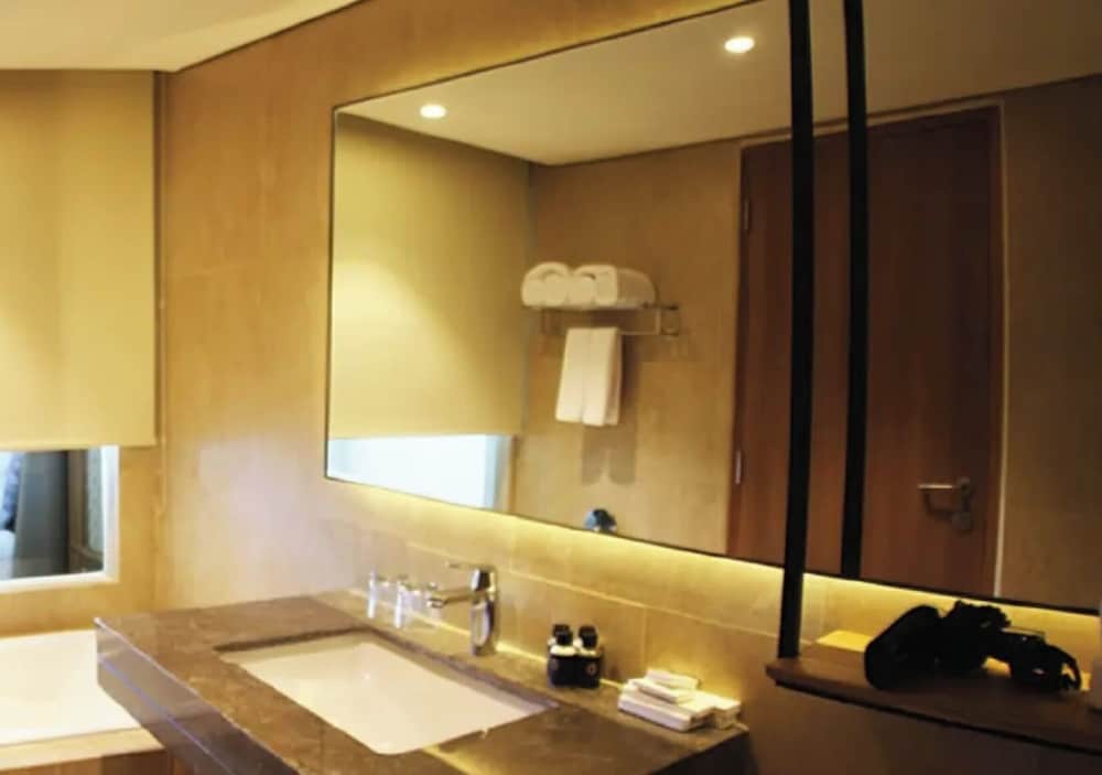 غرفة بريميير بسريرين منفصلين بإطلالة على الجبل، Louis Kienne Resort Senggigi 2/8