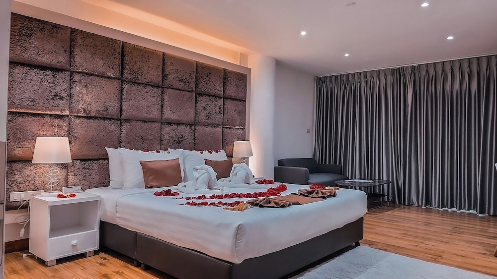 DELUXE, DOUBLE BED
