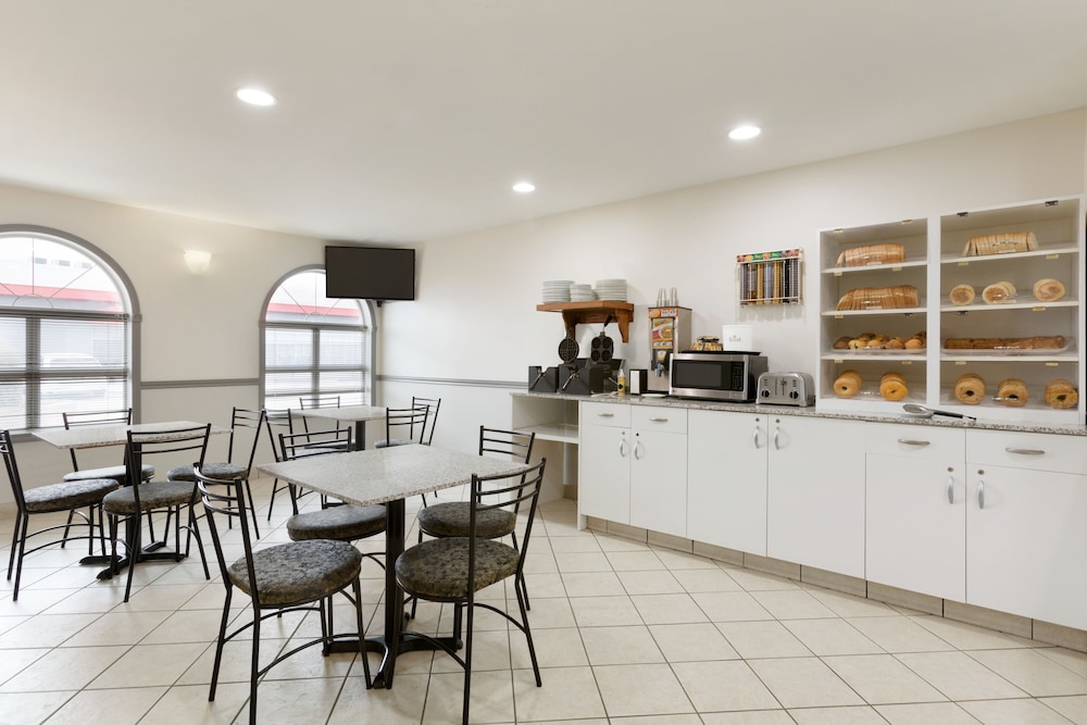 Days Inn by Wyndham Steinbach 40/43