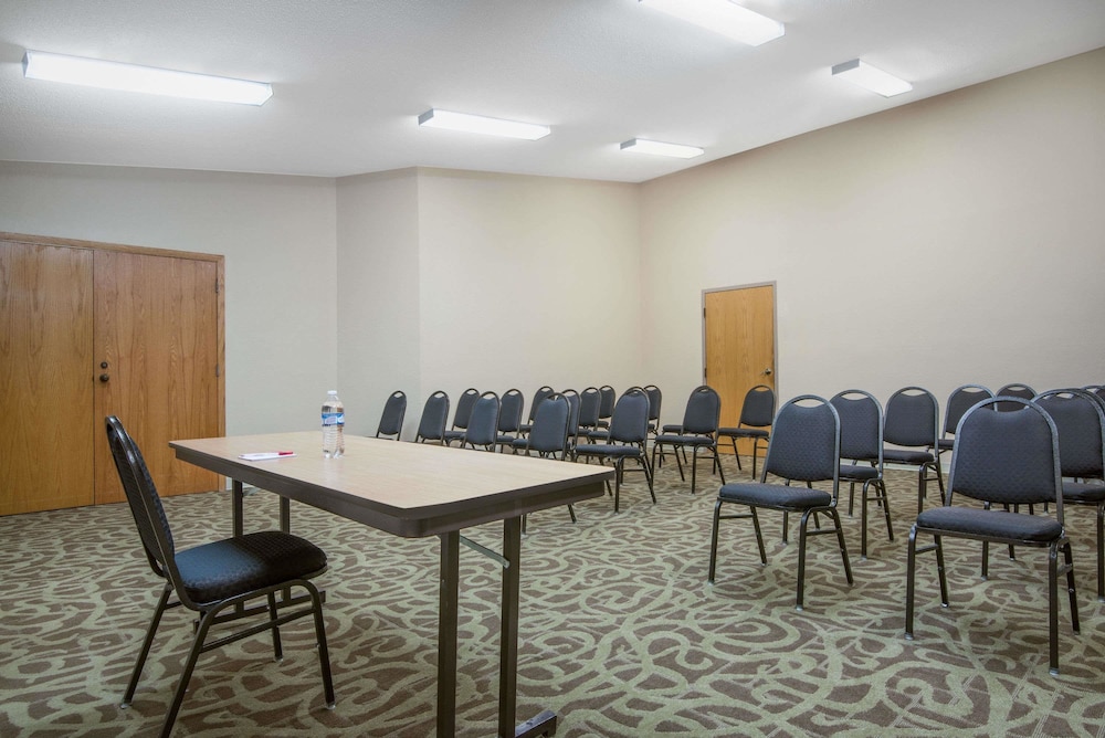 Ramada by Wyndham Columbus North 34/39