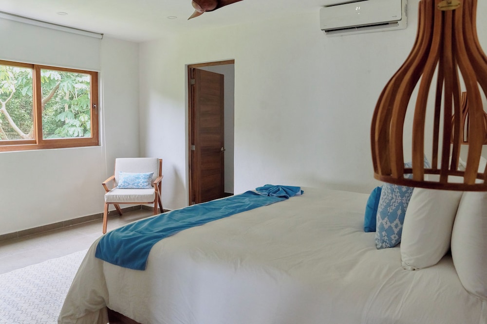 بنتهاوس ملكي بسريرين كينج بإطلالة على البحر مع أريكة، Hotel Ysuri 8/10