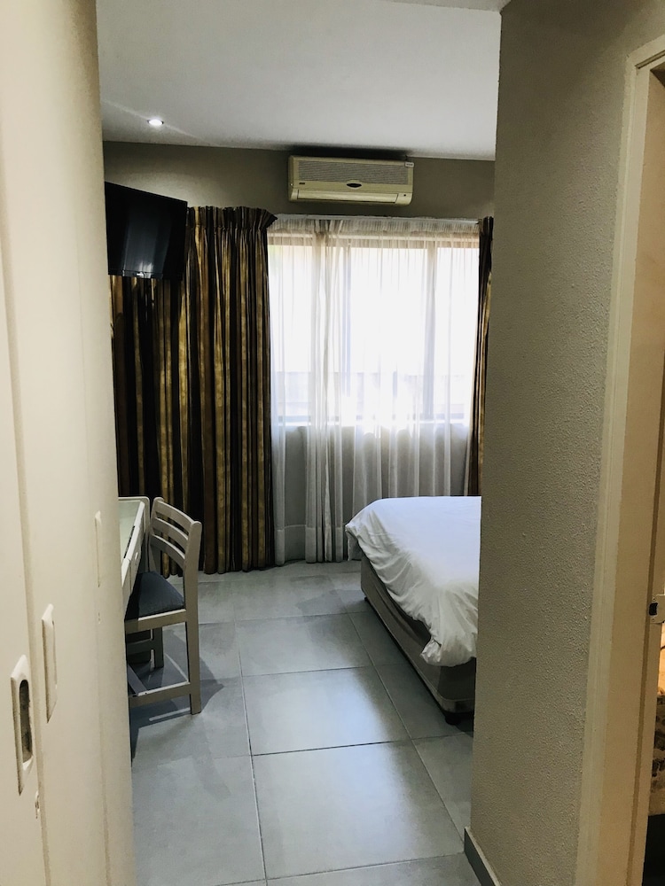 Elephant Springs Hotel &amp; Cabanas 26/80