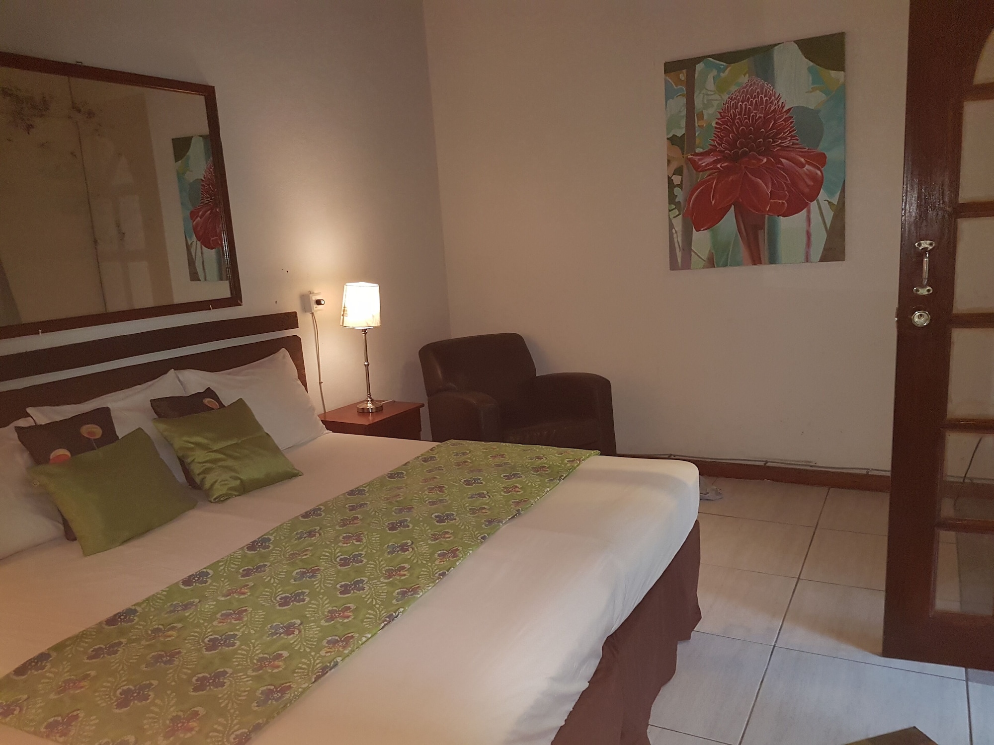 Semi Deluxe, Queen Bed، Hibiscus Valley Inn 2/2