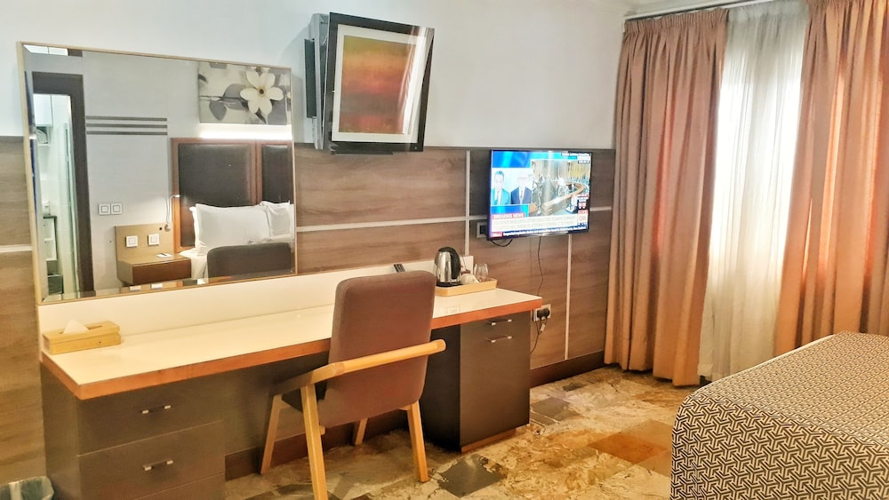 Alphaplus Apartments 45/50