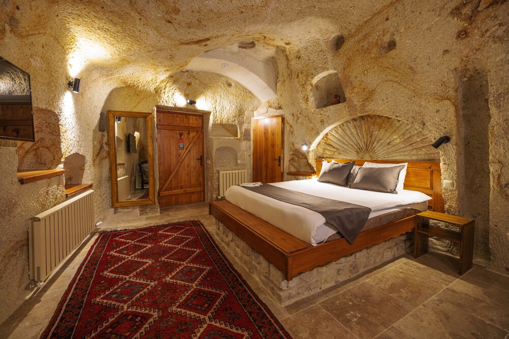 Canyon Cave Hotel 12/69