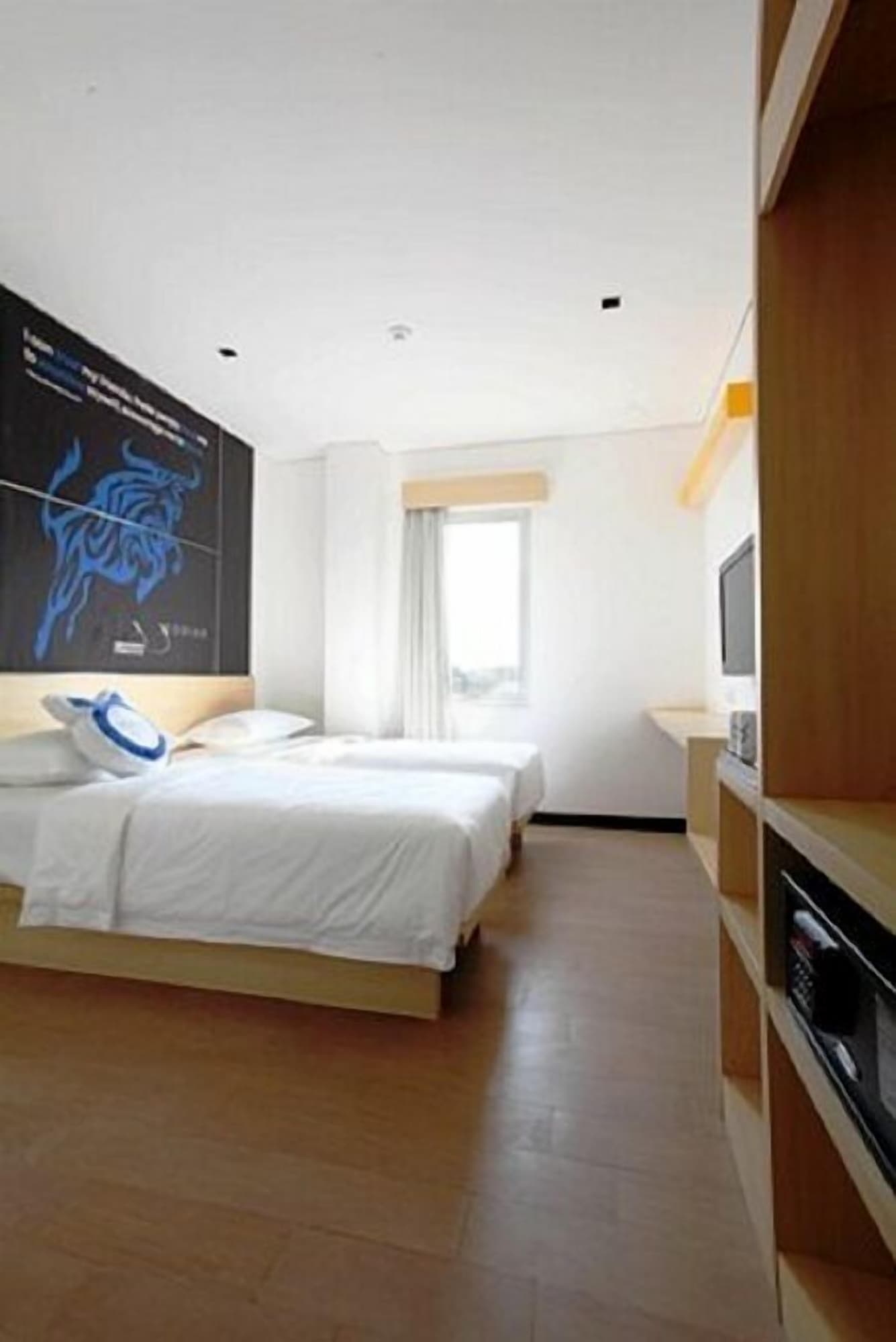 SUITE, TWIN BEDS