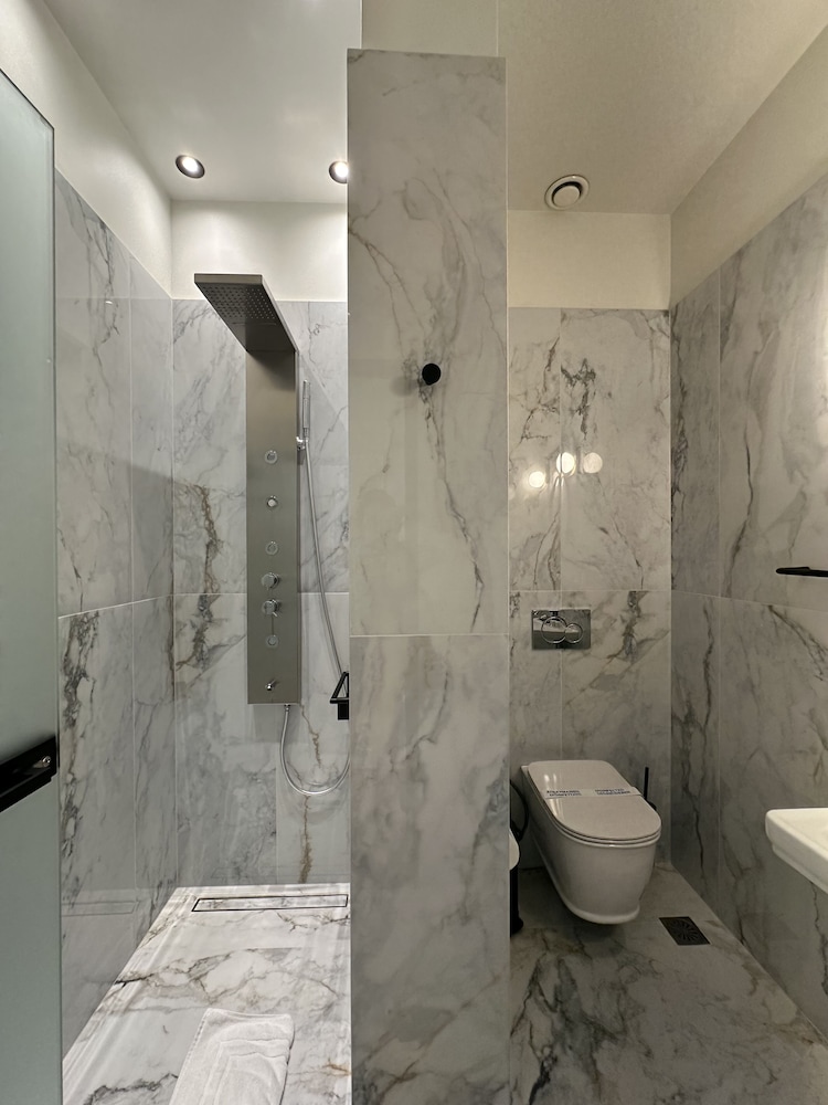 Castellano Hotel & Suites 61/63