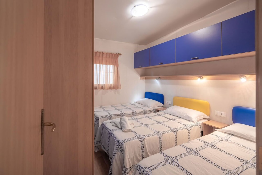 2 Bedrooms, Comfort, Mobile Home, 1 Queen and 3 Single Beds