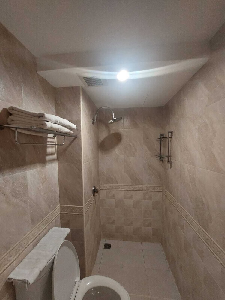 غرفة قياسية بسرير كينج بشرفة، V Check Inn Sukhumvit 22 5/5