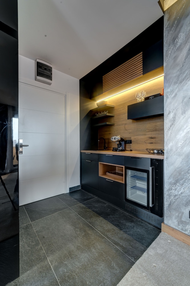 Black Pearl Luxury Suites 5/44